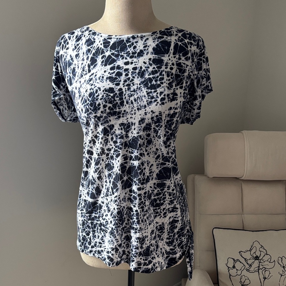 Michael Kors Medium Navy and White Abstract Short Sleeve Top